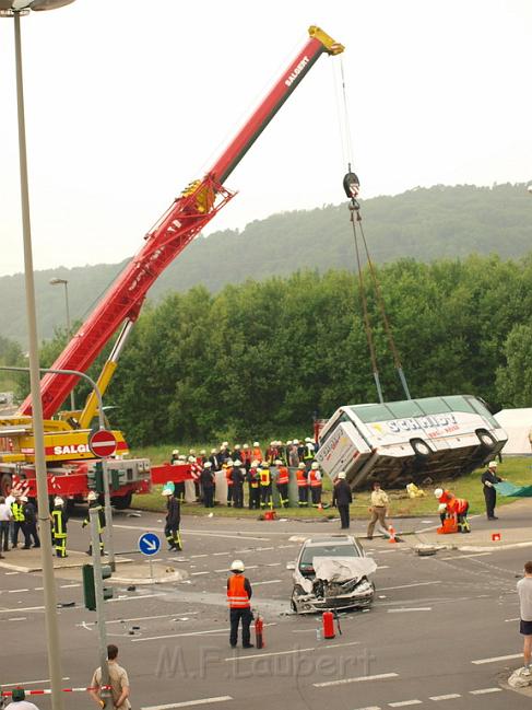 Schwerer Unfall mit Reisebus Lohmar Donrather Dreieck P468.JPG